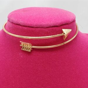 🔺️NWOT Gold Arrow Bangle Bracelet
